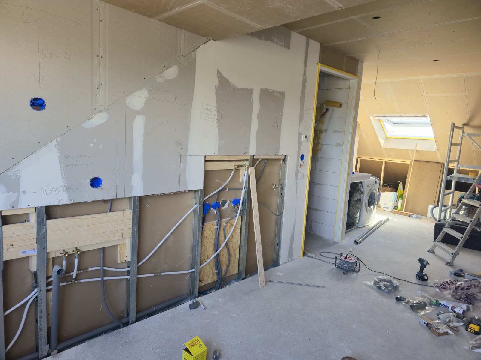 Detailopname afwerking zolderverbouwing in Maassluis — strakke stucwerk afwerking