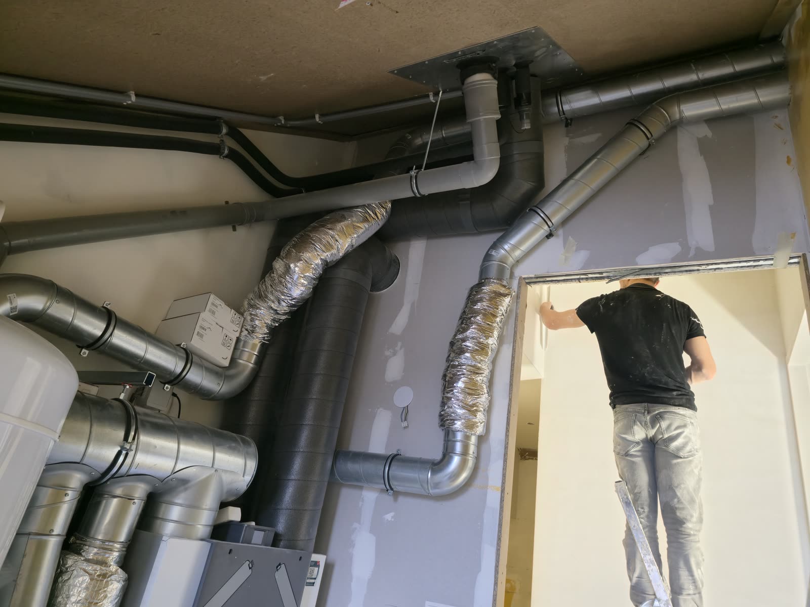 WTW-ventilatiekanalen verleggen op zolder in Maassluis — mechanische ventilatie aansluitingen